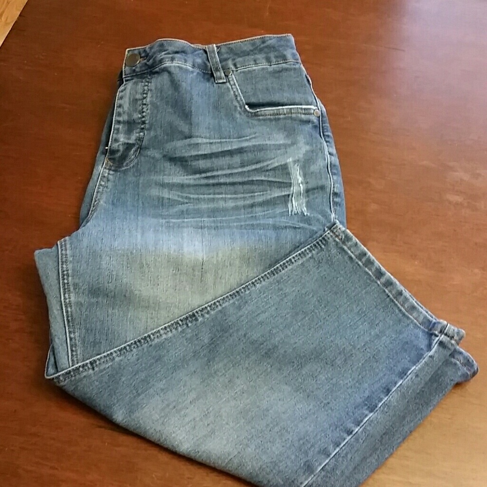Avenue Distressed Jean Capris  (18)
